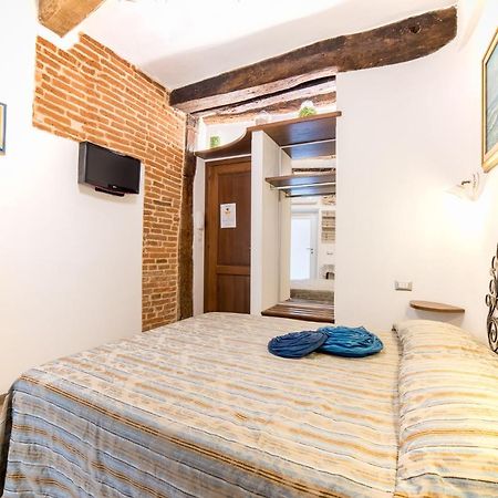 Via Mazzini - Francamaria Rooms เวอนาซซา ภายนอก รูปภาพ