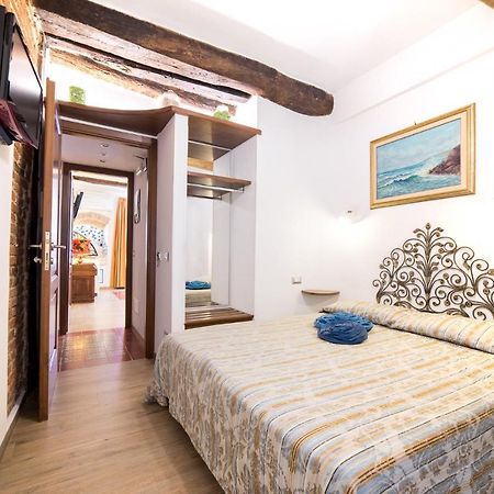 Via Mazzini - Francamaria Rooms เวอนาซซา ภายนอก รูปภาพ