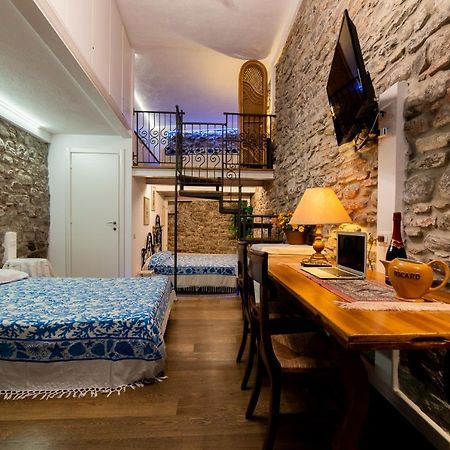 Via Mazzini - Francamaria Rooms เวอนาซซา ภายนอก รูปภาพ