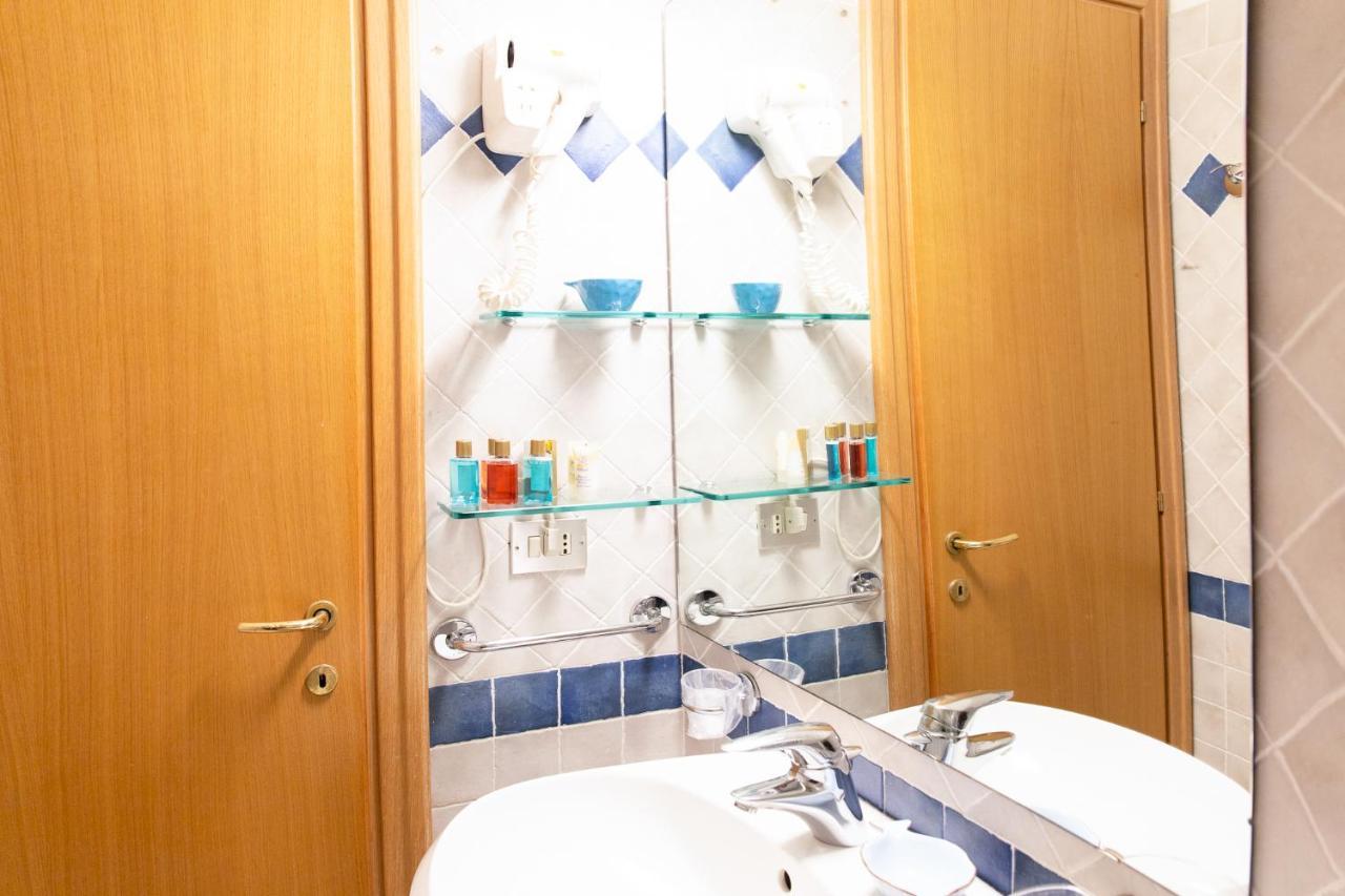 Via Mazzini - Francamaria Rooms เวอนาซซา ภายนอก รูปภาพ