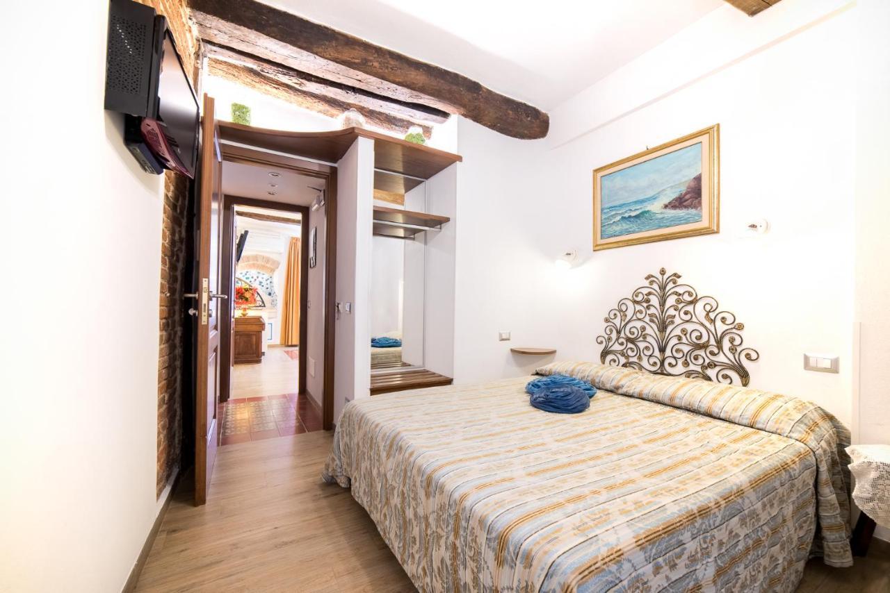Via Mazzini - Francamaria Rooms เวอนาซซา ภายนอก รูปภาพ