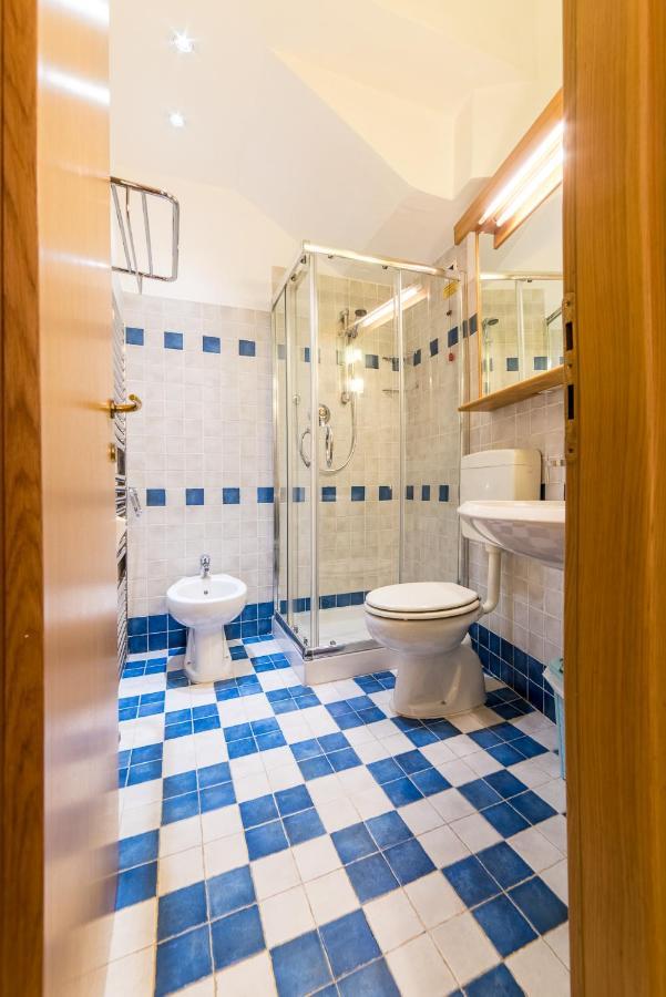 Via Mazzini - Francamaria Rooms เวอนาซซา ภายนอก รูปภาพ