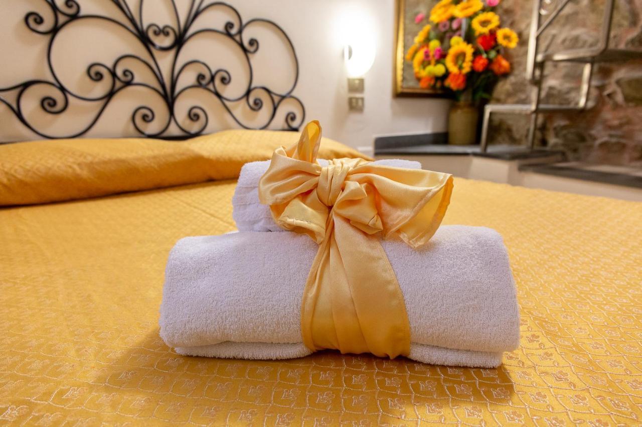 Via Mazzini - Francamaria Rooms เวอนาซซา ภายนอก รูปภาพ