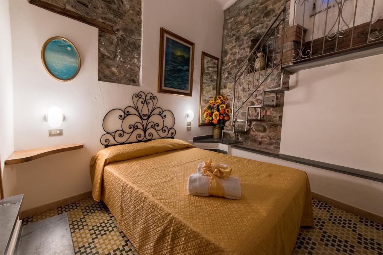 Via Mazzini - Francamaria Rooms เวอนาซซา ภายนอก รูปภาพ