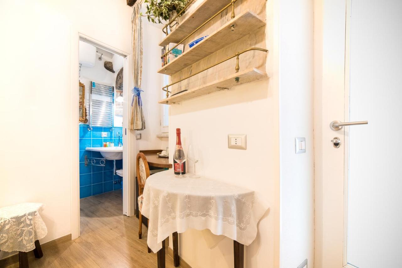 Via Mazzini - Francamaria Rooms เวอนาซซา ภายนอก รูปภาพ