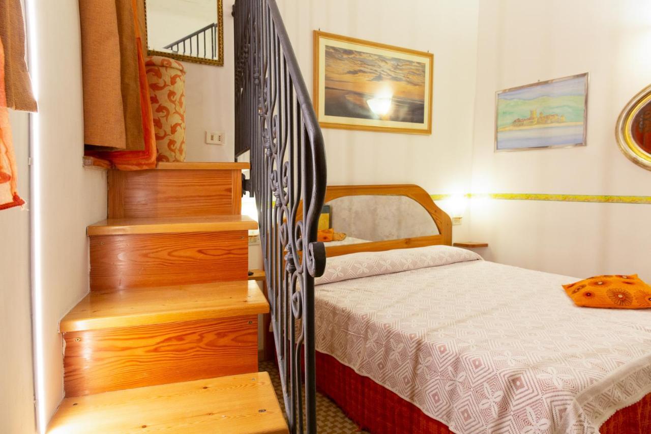 Via Mazzini - Francamaria Rooms เวอนาซซา ภายนอก รูปภาพ