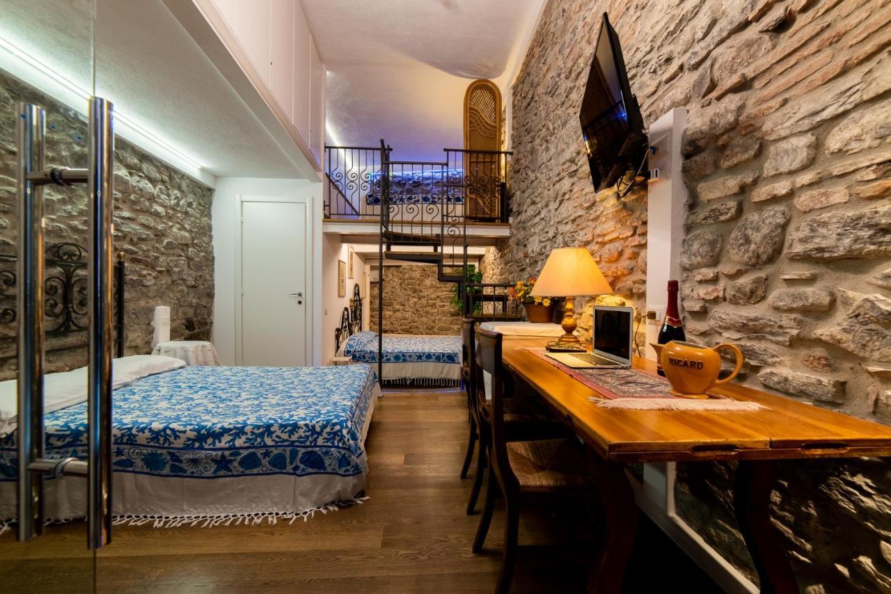 Via Mazzini - Francamaria Rooms เวอนาซซา ภายนอก รูปภาพ