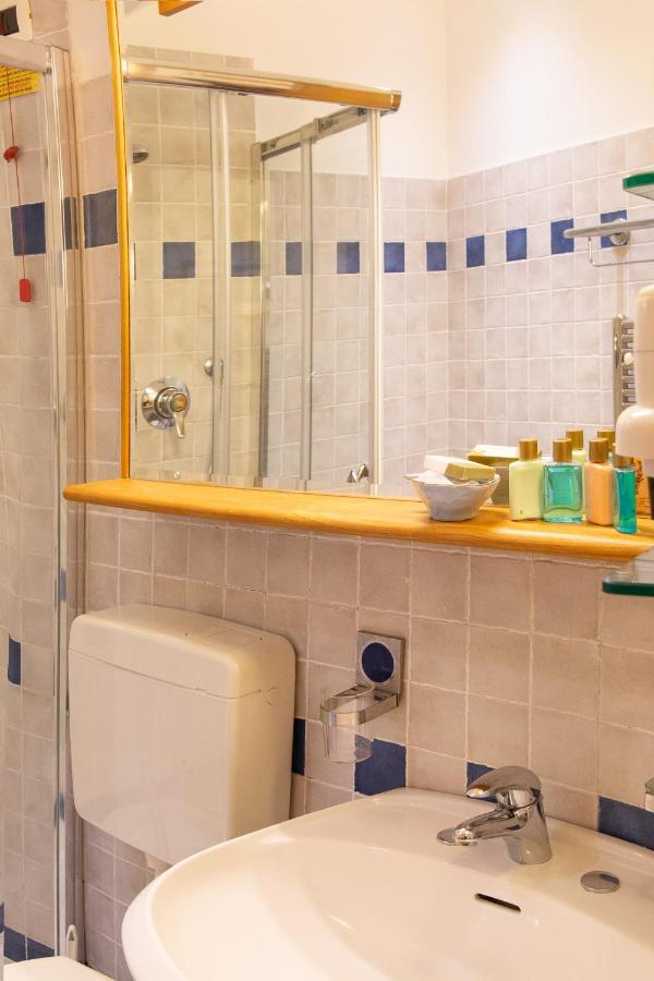 Via Mazzini - Francamaria Rooms เวอนาซซา ภายนอก รูปภาพ