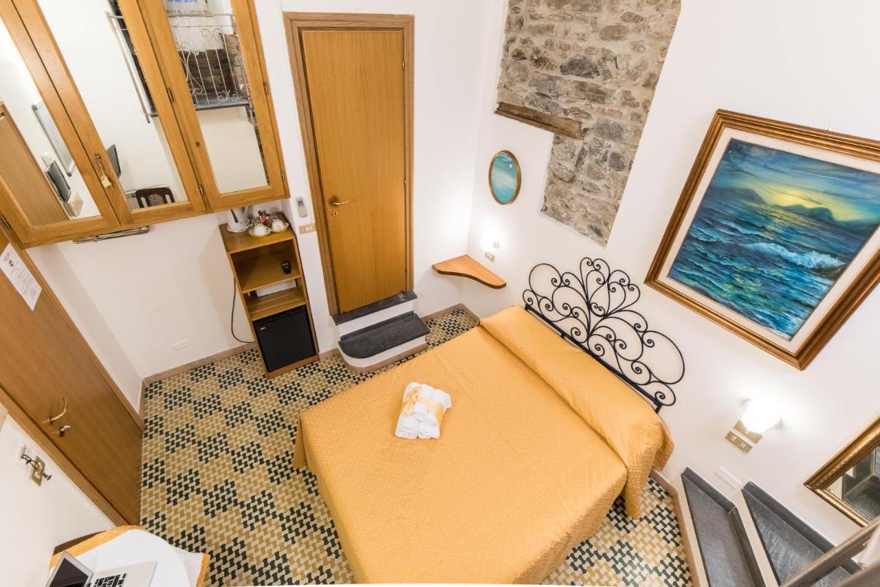 Via Mazzini - Francamaria Rooms เวอนาซซา ภายนอก รูปภาพ