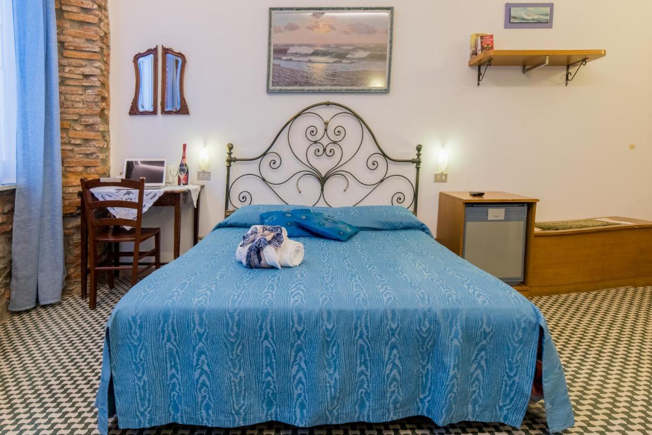 Via Mazzini - Francamaria Rooms เวอนาซซา ภายนอก รูปภาพ