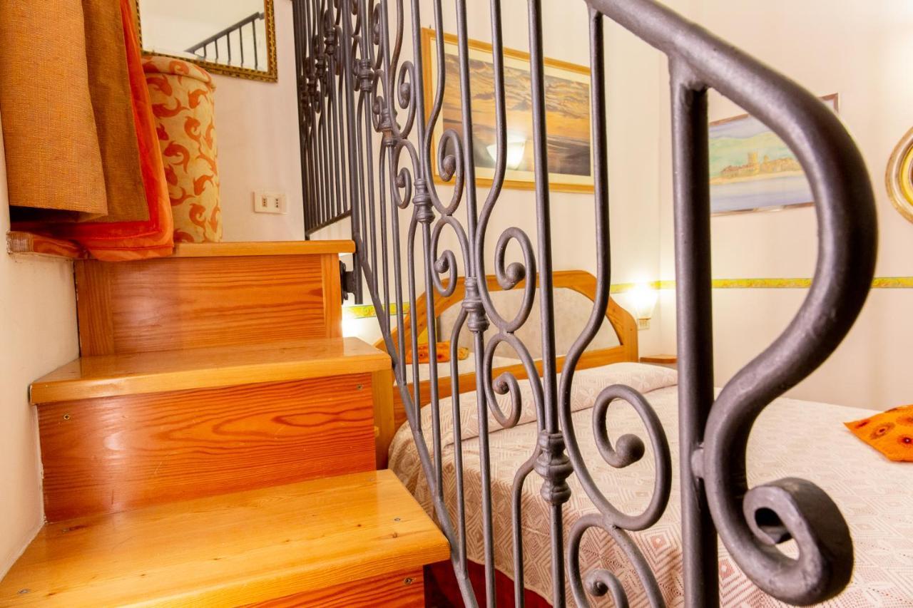 Via Mazzini - Francamaria Rooms เวอนาซซา ภายนอก รูปภาพ