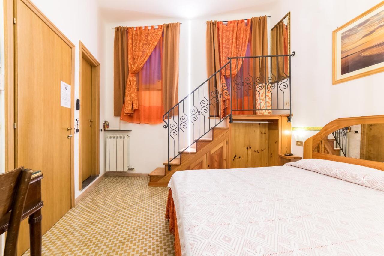 Via Mazzini - Francamaria Rooms เวอนาซซา ภายนอก รูปภาพ