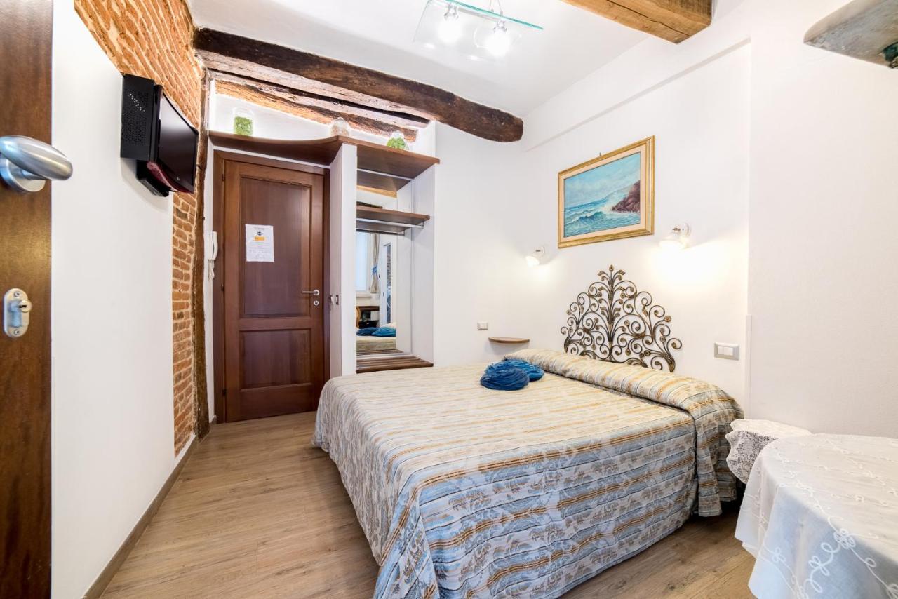 Via Mazzini - Francamaria Rooms เวอนาซซา ภายนอก รูปภาพ
