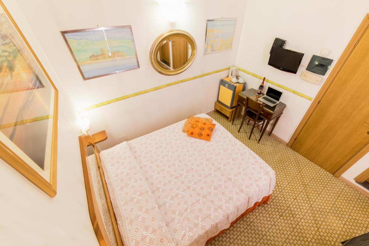 Via Mazzini - Francamaria Rooms เวอนาซซา ภายนอก รูปภาพ