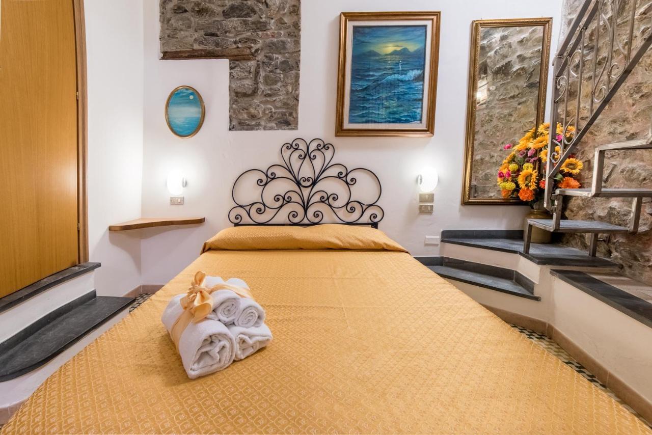 Via Mazzini - Francamaria Rooms เวอนาซซา ภายนอก รูปภาพ