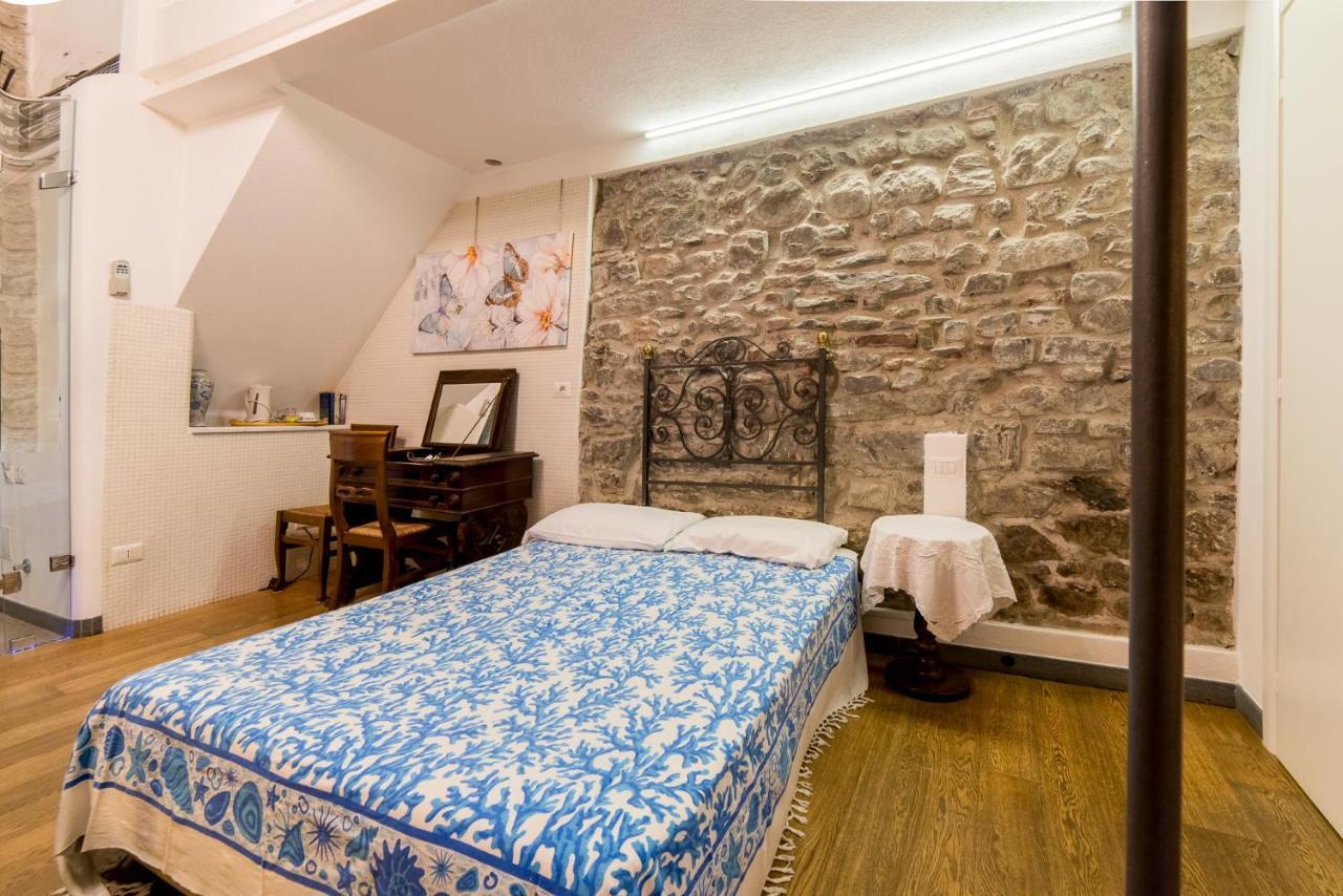 Via Mazzini - Francamaria Rooms เวอนาซซา ภายนอก รูปภาพ