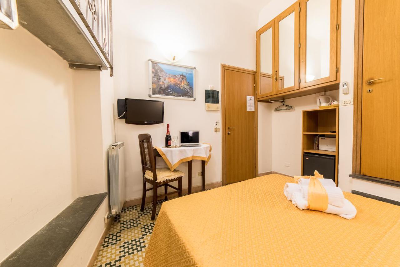 Via Mazzini - Francamaria Rooms เวอนาซซา ภายนอก รูปภาพ